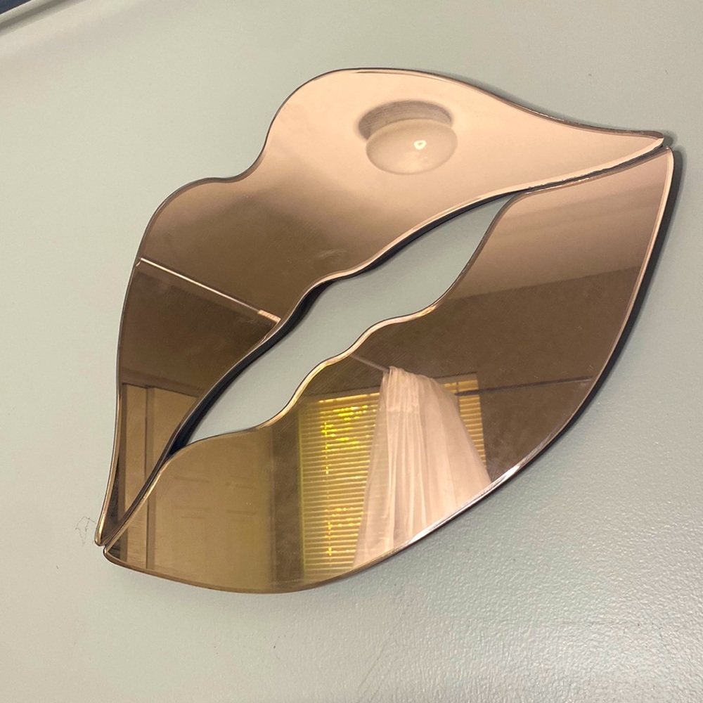 I have 2 lip decor mirrors! Very beautiful rose pink and silver!